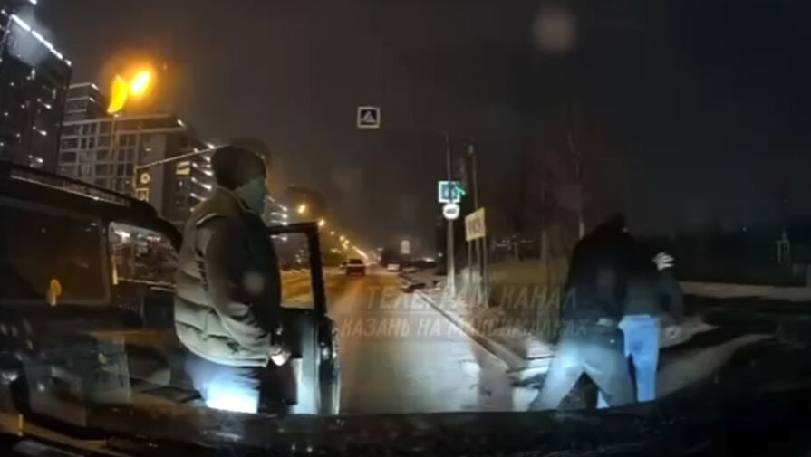 Видео: мужчины избили водителя на дороге в Казани