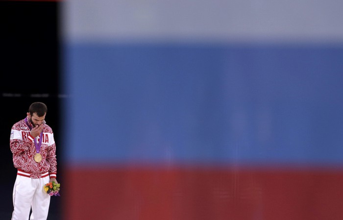 Отарсултанов на&nbsp;фоне российского флага