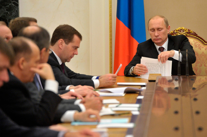 Владимир Путин поручил найти меры защиты экономики от вступления в ВТО