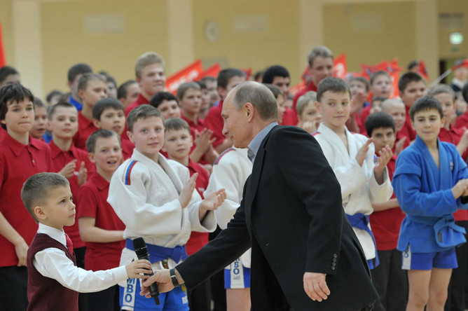 Путин здоровается с юным учеником центра