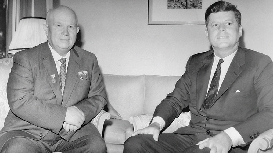 Первый секретарь ЦК КПСС Никита Хрущев и президент США Джон Кеннеди перед обсуждением вопроса о Карибском кризисе в Вене, 1961 год