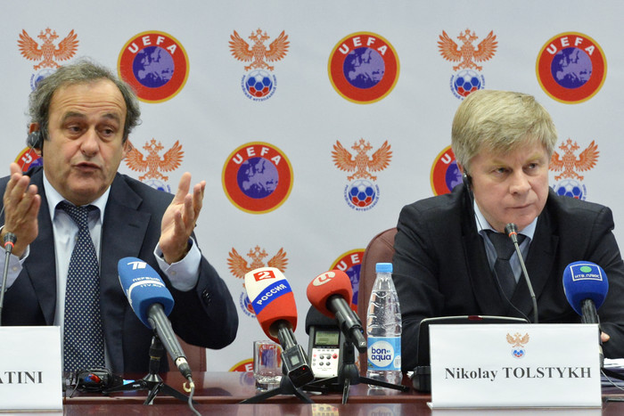Мишель Платини (слева), несмотря на хорошие отношения с Николаем Толстых, поддержал рекомендации ФИФА