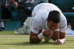 Новак Джокович ест траву после победы над Роджером Федерером