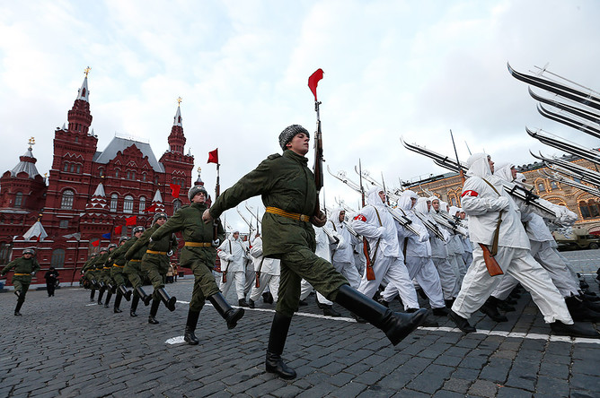 Репетиция участников марша в честь парада 7 ноября 1941 года на Красной площади