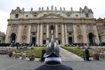 Папа Франциск обеспечивает «Городу и миру» сообщение с балкона с видом на площадь Святого Петра в Ватикане