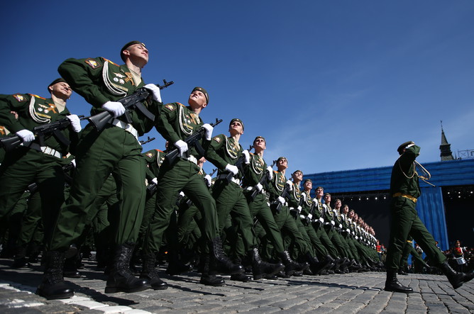 Военнослужащие во время генеральной репетиции парада Победы на Красной площади