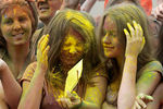 Участники фестиваля красок Холи в спорткомплексе «Лужники»