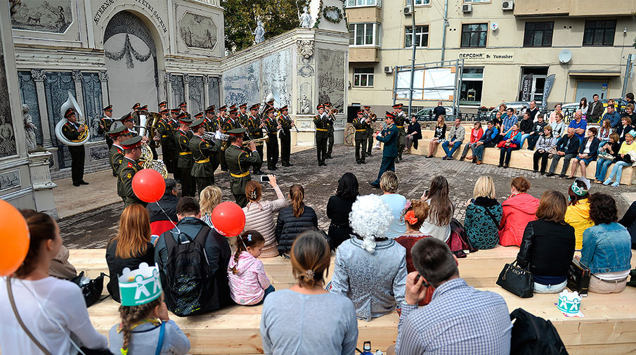 Выступление российского оркестра курсантов военного института на&nbsp;Рождественском бульваре
