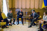 Президент Украины Петр Порошенко и британский музыкант Элтон Джон во время встречи