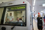 Машинисты поезда и дежурная на открывшейся станции Московского метрополитена «Котельники»