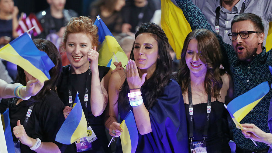  Представительница Украины Джамала (в центре) на финале 61-го международного конкурса песни «Евровидение - 2016»