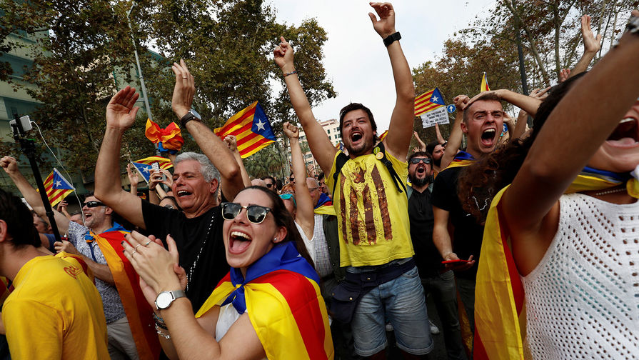 Жители Барселоны празднуют объявление о независимости Каталонии от Испании, 27 октября 2017 года