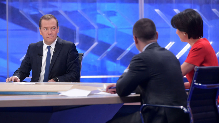 Председатель правительства России Дмитрий Медведев во время интервью журналистам пяти российских телеканалов в Москве, 30 ноября 2017 года
