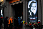Люди около театра Вахтангова в Москве во время церемонии прощания с Василием Лановым, 1 февраля 2021 года