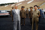 Ким Ир Сен и Ким Чен Ир на футбольном стадионе в Пхеньяне, снимок опубликован в 1989 году