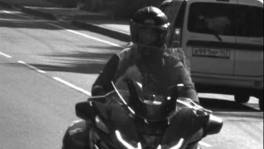 Мотоциклиста, метавшего камень в передвижную камеру, ищут под Петербургом