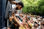 Полиция задерживает активиста-радикала Баджранга Дала на акции протеста после убийства индуса мусульманами, Нью-Дели, Индия, 29 июня 2022 года