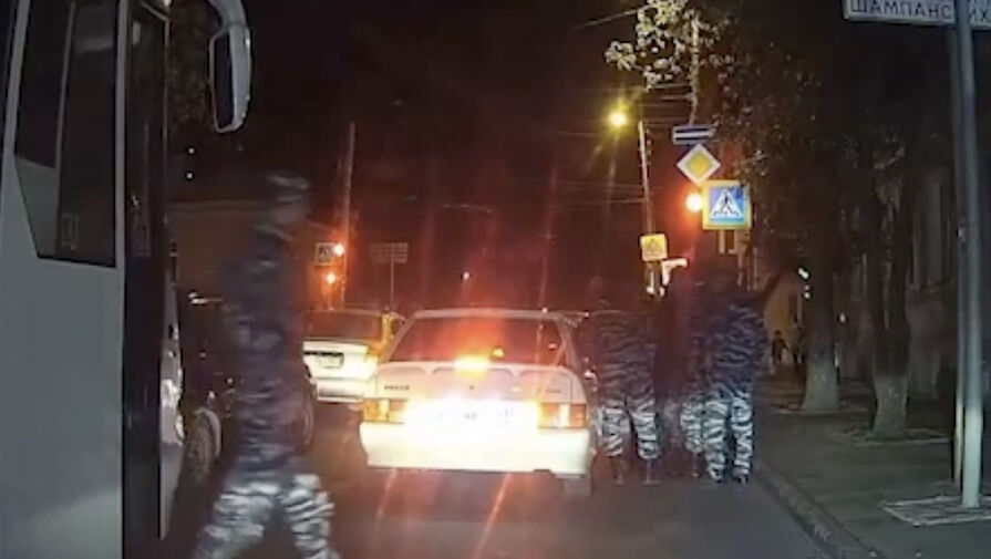 Водитель тонированной Lada по незнанию показал средний палец автобусу с силовиками