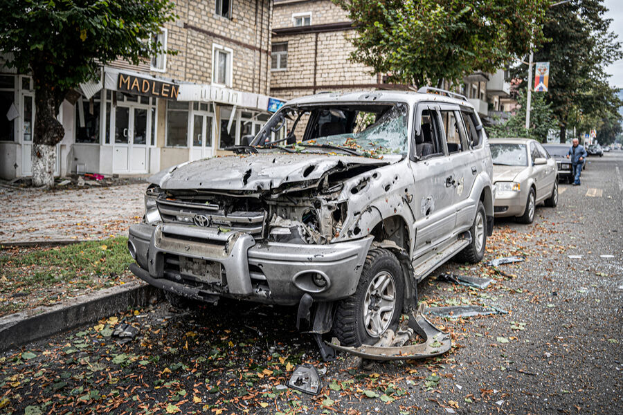 Автомобиль, пострадавший в результате обстрела в Степанакерте, 20 сентября 2023 года
