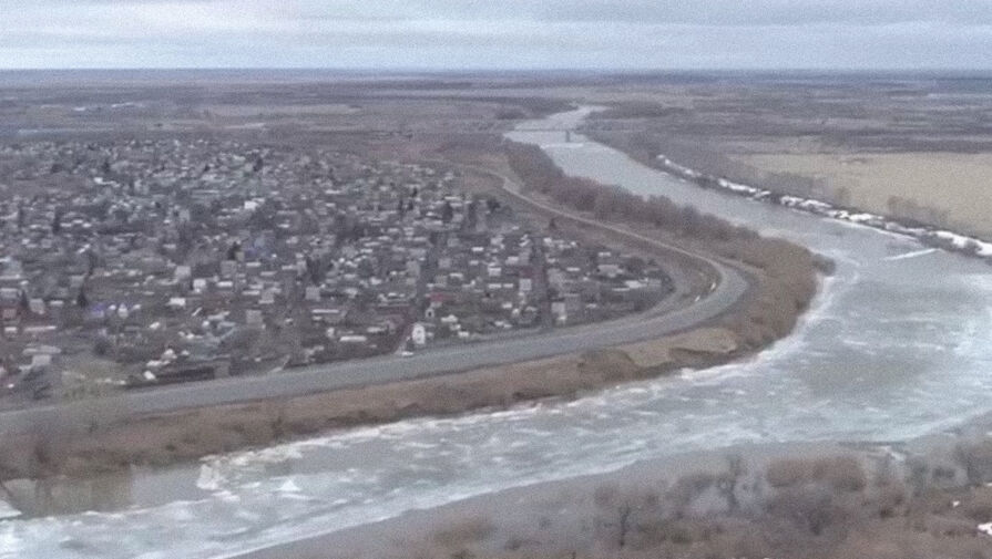 Вода из Ишима подходит к дамбам села Казанского