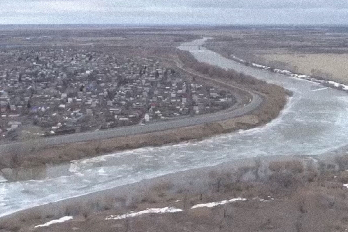 Первый ярус набережной в Ишиме ушел под воду - Газета.Ru | Новости