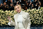 Американская певица Мадонна в белом смокинге от Tom Ford во время благотворительного бала в Метрополитен-музее, Нью Йорк, США, 5 мая 2025 года