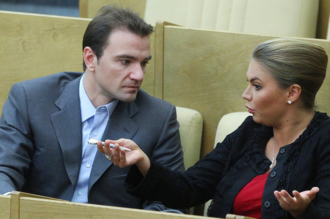 С коллегой-депутатом Алиной Кабаевой на пленарном заседании Госдумы, 2010 год