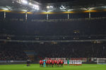 Игроки футбольных клубов «Айнтрахт» (Франкфурт) и «Майнц 05» во время минуты молчания перед матчем, 20 декабря 2016 года