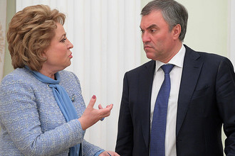 Спикер Совфеда Валентина Матвиенко и председатель Госдумы Вячеслав Володин перед мероприятием в Москве, апрель 2017 года