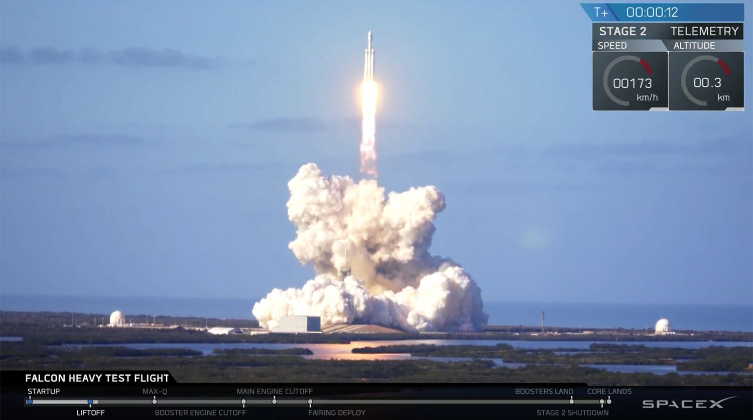 Во время запуска ракеты-носителя Falcon Heavy компании Илона Маска SpaceX с мыса Канаверал во Флориде, 6 февраля 2018 года