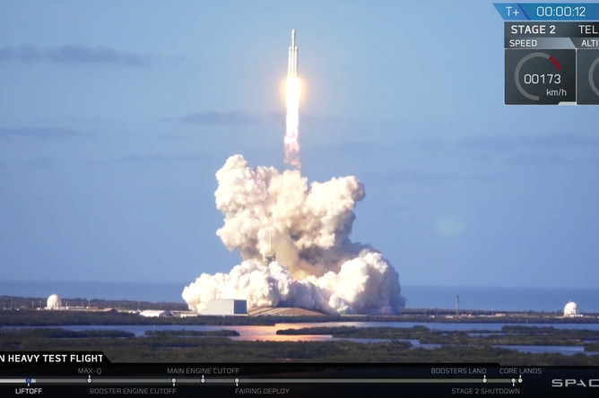 Во время запуска ракеты-носителя Falcon Heavy компании Илона Маска SpaceX с мыса Канаверал во Флориде, 6 февраля 2018 года
