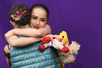 Алина Загитова и Евгения Медведева после окончания выступления в произвольной программе