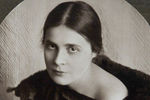 Репродукция с фотографии А. Бохмана «Лиля Брик. Рига» (1921 г.) 