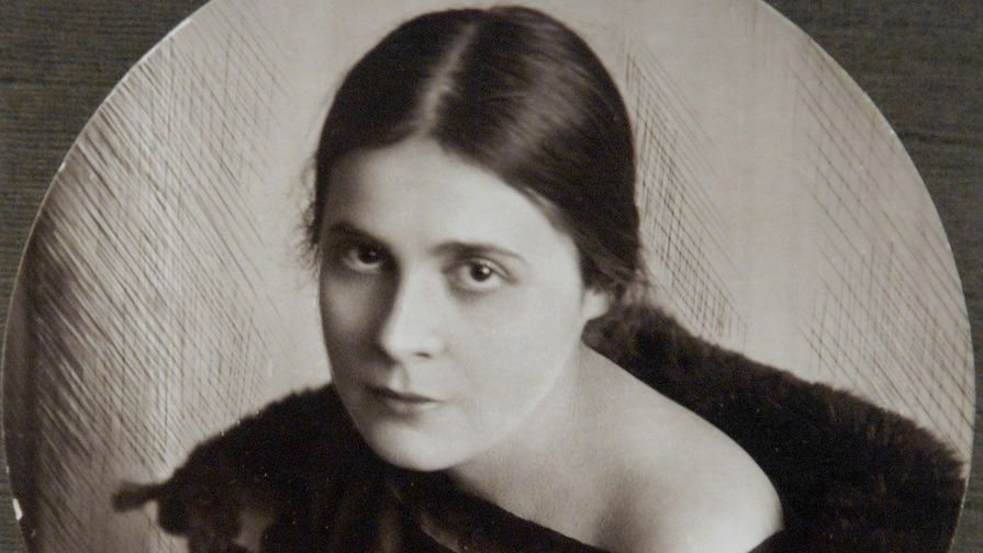 Репродукция с фотографии А. Бохмана «Лиля Брик. Рига» (1921 г.) 