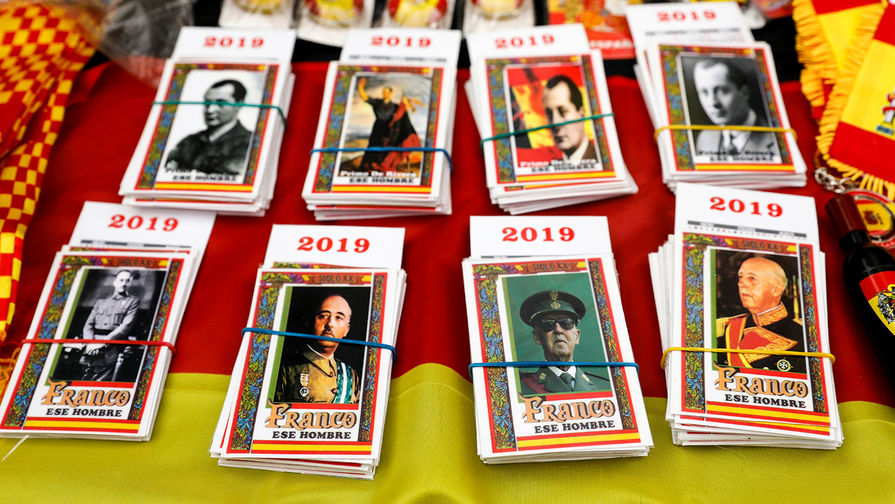 Сувениры с изображением Франсиско Франко на мероприятии в Мадриде по случаю годовщины со дня смерти диктатора, ноябрь 2018 года