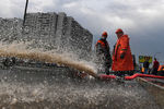 Сотрудники «Гормоста» откачивают воду из затопленного из-за сильного дождя подземного перехода в районе Варшавского шоссе в Москве, 20 июня 2020 года