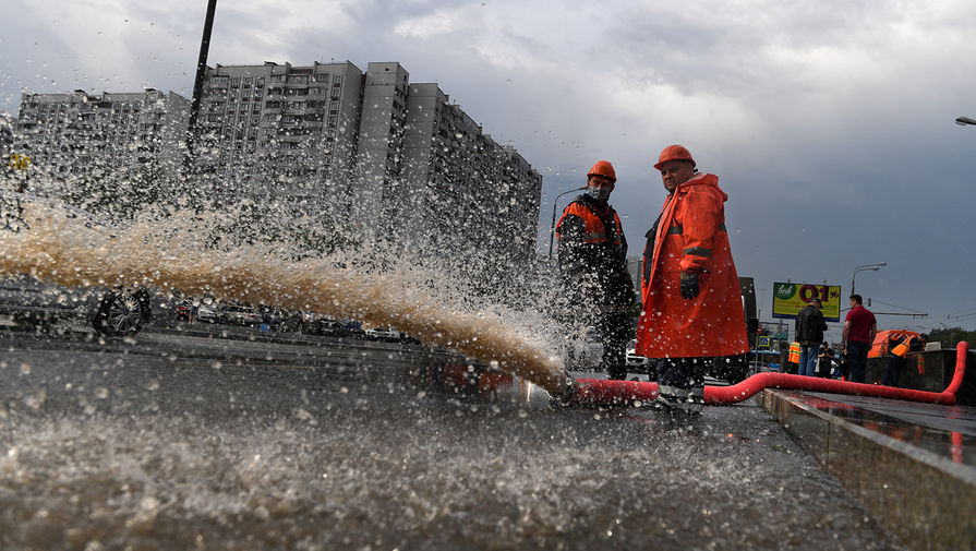 Сотрудники «Гормоста» откачивают воду из затопленного из-за сильного дождя подземного перехода в районе Варшавского шоссе в Москве, 20 июня 2020 года