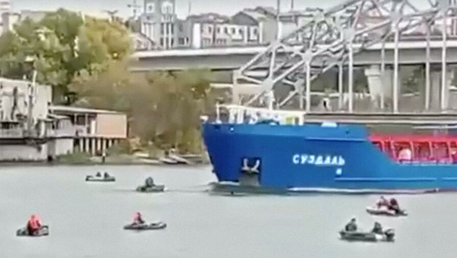 Танкер Суздаль столкнулся с рыбацкой лодкой на Дону
