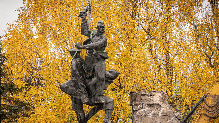 LSM.lv: в Латвии демонтируют памятник защитникам города Лиепаи