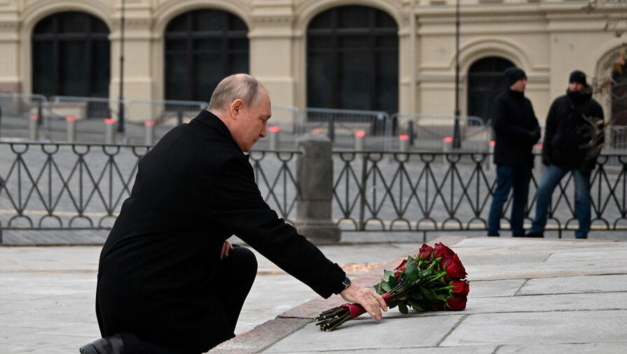 Путин возложил цветы в честь Дня народного единства