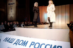 Супермодели Ева Герцигова и Клаудиа Шиффер во время показа мод в рамках культурной программы движения «Наш дом - Россия» в концертном зале «Россия», 1995 год