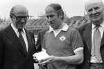 Бобби Чарльтон со своим бывшим тренером «Манчестер Юнайтед» сэром Мэттом Басби (слева) с серебряным портсигаром, подаренным ему клубом «Челси» перед его 604-м и последним матчем в лиге против «Челси» на «Стэмфорд Бридж» в Лондоне, 1973 год