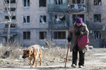 Местная жительница во время прогулки, Авдеевка, февраль 2024 года