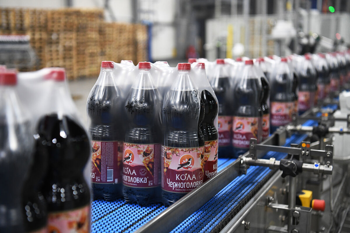 Стало известно, какие напитки популярны у россиян после ухода Coca-Cola -  Газета.Ru | Новости