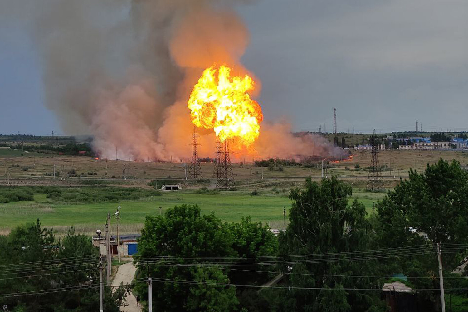 Огонь был ярким как солнце»: очевидец рассказал о пожаре на газопроводе под  Саратовом - Газета.Ru | Новости