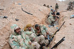 Бойцы Сирийской арабской армии и отряда народного ополчения «Соколы пустыни» на подступах к Пальмире
