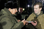 Дмитрий Медведев угощает Рауля Кастро салом в резиденции «Завидово», 2009 год