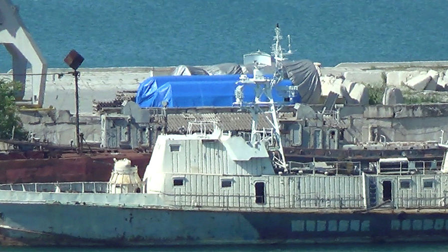 Кадр из видео, где видно, что синий брезент укрывает оборудование в порту Феодосии (Крым). 11 июля 2017 года 