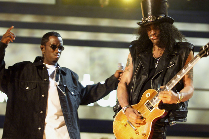 Шон Комбс и гитарист группы Guns N' Roses Слэш во время выступления, 1999 год