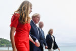Премьер-министр Великобритании Борис Джонсон и президент США Джо Байден с женами во время встречи в Карбис-Бей, Корнуолл, Великобритания